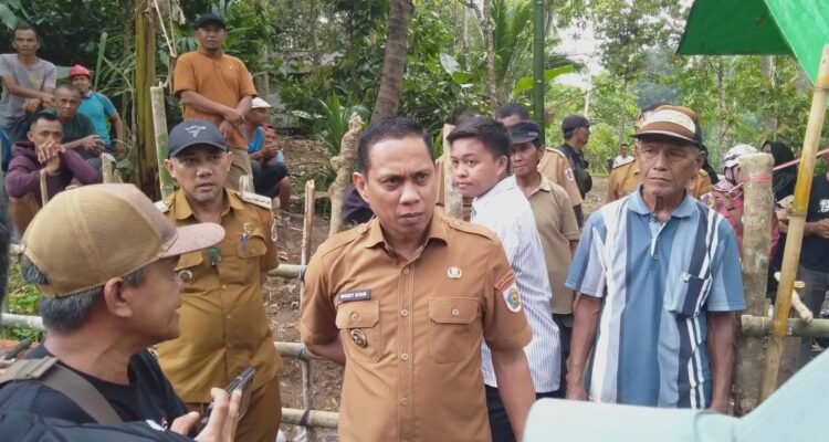 Wali Kota Weny Gaib dan petani setempat, saat melihat langsung jembatan Kobidu-Monsi putus. (foto.yudi/bolmongnews)