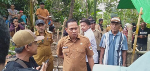 Wali Kota Weny Gaib dan petani setempat, saat melihat langsung jembatan Kobidu-Monsi putus. (foto.yudi/bolmongnews)