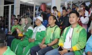Weny - Rendy turun langsung semnagati para atlet Kotamobagu pada Grand Opening Porprov XII Sulut 2025 yang digelar di Stadion Klabat, Manado, Kamis 20 November 2025. (foto.dok/Diskominfo Kotamobagu)