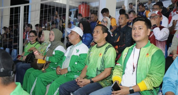 Weny - Rendy turun langsung semnagati para atlet Kotamobagu pada Grand Opening Porprov XII Sulut 2025 yang digelar di Stadion Klabat, Manado, Kamis 20 November 2025. (foto.dok/Diskominfo Kotamobagu)
