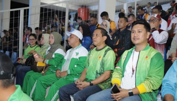 Weny - Rendy turun langsung semnagati para atlet Kotamobagu pada Grand Opening Porprov XII Sulut 2025 yang digelar di Stadion Klabat, Manado, Kamis 20 November 2025. (foto.dok/Diskominfo Kotamobagu)