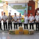 Wali Kota Kotamobagu Weny Gaib didampingi Wakil Wali Kota Rendy Virgiawan Mangkat, menyerahkan bantuan Pemkot Kotamobagu kepada Bupati Bolmong, Yusra Alhabsyi, untuk korban banjir di wilayah Bolaang Mongondow, pelataran Kantor Bupati Bolmong, Rabu 5 November 2025. (foto.dok/Diskominfo Bolmong)