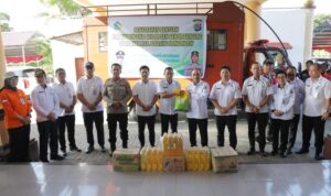 Wali Kota Kotamobagu Weny Gaib didampingi Wakil Wali Kota Rendy Virgiawan Mangkat, menyerahkan bantuan Pemkot Kotamobagu kepada Bupati Bolmong, Yusra Alhabsyi, untuk korban banjir di wilayah Bolaang Mongondow, pelataran Kantor Bupati Bolmong, Rabu 5 November 2025. (foto.dok/Diskominfo Bolmong)