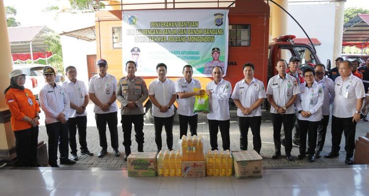 Wali Kota Kotamobagu Weny Gaib didampingi Wakil Wali Kota Rendy Virgiawan Mangkat, menyerahkan bantuan Pemkot Kotamobagu kepada Bupati Bolmong, Yusra Alhabsyi, untuk korban banjir di wilayah Bolaang Mongondow, pelataran Kantor Bupati Bolmong, Rabu 5 November 2025. (foto.dok/Diskominfo Bolmong)