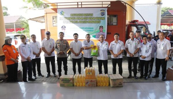 Wali Kota Kotamobagu Weny Gaib didampingi Wakil Wali Kota Rendy Virgiawan Mangkat, menyerahkan bantuan Pemkot Kotamobagu kepada Bupati Bolmong, Yusra Alhabsyi, untuk korban banjir di wilayah Bolaang Mongondow, pelataran Kantor Bupati Bolmong, Rabu 5 November 2025. (foto.dok/Diskominfo Bolmong)