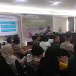 Tampak Keplala Dinas Kehutanan Daerah Provinsi Sulawesi Utara, Rainier N. Dondokambey sedang memberikan materi pada Lokakarya Perhutanan Sosial di dampingi Pendamping Lapangan dari YAKU Rimba, Miranty Manangin, Jumat (13/2/2026) di Hotel Sutan Raja Kotamobagu. Foto: Erwin Ch Makalunsenge/bolmong.news