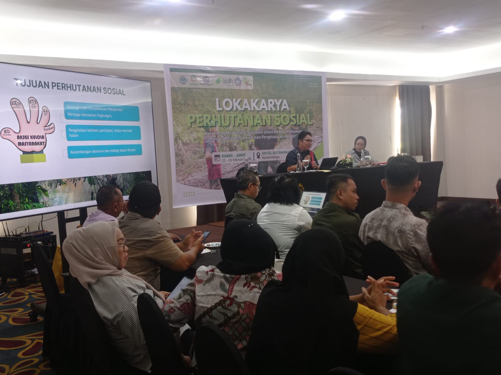 Tampak Keplala Dinas Kehutanan Daerah Provinsi Sulawesi Utara, Rainier N. Dondokambey sedang memberikan materi pada Lokakarya Perhutanan Sosial di dampingi Pendamping Lapangan dari YAKU Rimba, Miranty Manangin, Jumat (13/2/2026) di Hotel Sutan Raja Kotamobagu. Foto: Erwin Ch Makalunsenge/bolmong.news