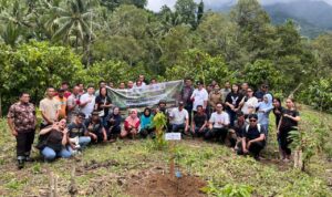 Kegiatan penanaman di Desa Komangaan Program REDD+ yang dilaksanakan oleh Yayasan Aku Rimba Indonesia, Kamis (12/2/2026) di Desa Komangaan Kecamatan Bolaang Kabupaten Bolaang Mongondow. Foto: Erwin Ch Makalunsenge/bolmong.news