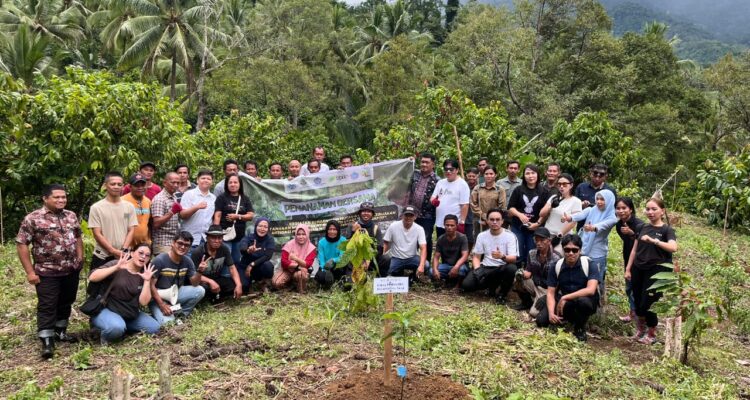Kegiatan penanaman di Desa Komangaan Program REDD+ yang dilaksanakan oleh Yayasan Aku Rimba Indonesia, Kamis (12/2/2026) di Desa Komangaan Kecamatan Bolaang Kabupaten Bolaang Mongondow. Foto: Erwin Ch Makalunsenge/bolmong.news