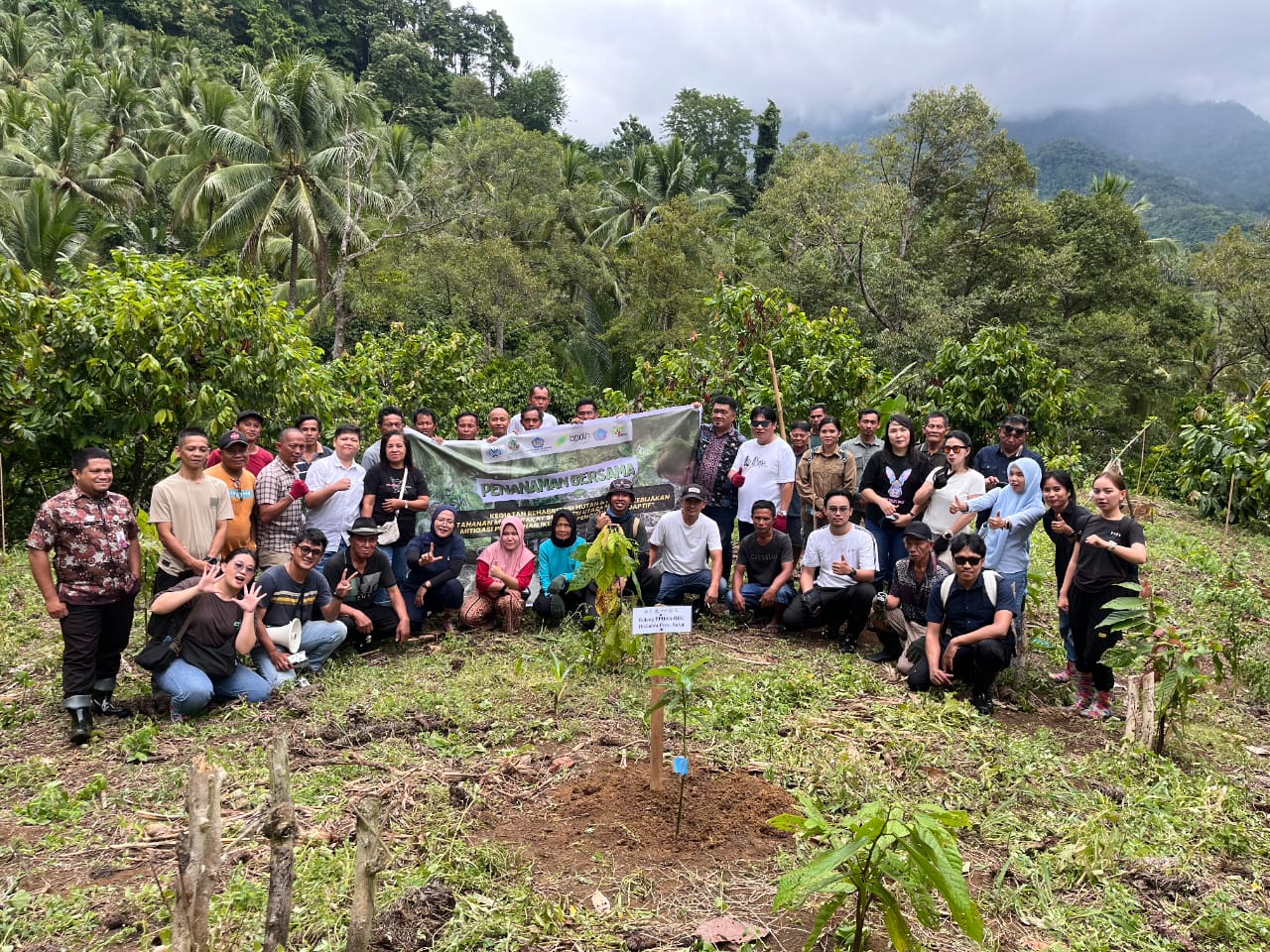 Kegiatan penanaman di Desa Komangaan Program REDD+ yang dilaksanakan oleh Yayasan Aku Rimba Indonesia, Kamis (12/2/2026) di Desa Komangaan Kecamatan Bolaang Kabupaten Bolaang Mongondow. Foto: Erwin Ch Makalunsenge/bolmong.news