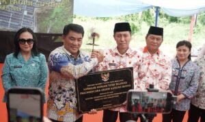 Tampak Gubernur Sulawesi Utara Yulius Selvanus bersama Bupati Bolaang Mongondow Selatan Iskandar Kamaru dan Wakil Bupati Bolaang Mongondow Selatan Deddy Abdul Hamid dalam kegiatan peresmian penyerahan kawasan hunian tetap (Huntap) relokasi pascabencana erupsi gunung ruang kepada masyarakat terdampak asal Kabupaten Kepulauan Sitaro, yang kini telah resmi menjadi warga Kabupaten Bolaang Mongondow Selatan (Bolsel), Jumat (13/2/2026). Foto: Wawan Dentaw/bolmong.news