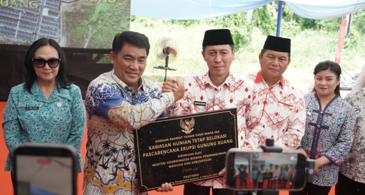Tampak Gubernur Sulawesi Utara Yulius Selvanus bersama Bupati Bolaang Mongondow Selatan Iskandar Kamaru dan Wakil Bupati Bolaang Mongondow Selatan Deddy Abdul Hamid dalam kegiatan peresmian penyerahan kawasan hunian tetap (Huntap) relokasi pascabencana erupsi gunung ruang kepada masyarakat terdampak asal Kabupaten Kepulauan Sitaro, yang kini telah resmi menjadi warga Kabupaten Bolaang Mongondow Selatan (Bolsel), Jumat (13/2/2026). Foto: Wawan Dentaw/bolmong.news