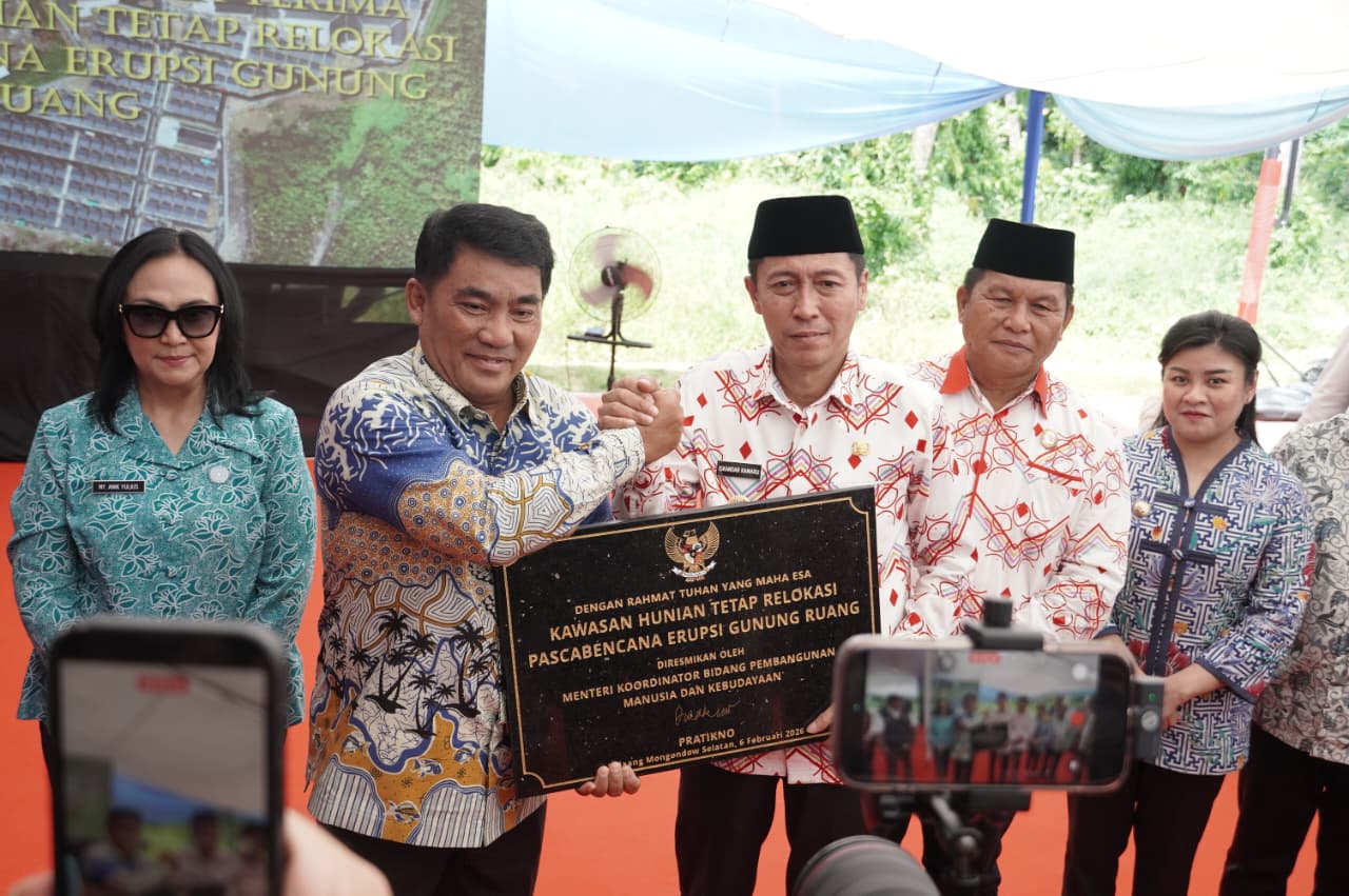 Tampak Gubernur Sulawesi Utara Yulius Selvanus bersama Bupati Bolaang Mongondow Selatan Iskandar Kamaru dan Wakil Bupati Bolaang Mongondow Selatan Deddy Abdul Hamid dalam kegiatan peresmian penyerahan kawasan hunian tetap (Huntap) relokasi pascabencana erupsi gunung ruang kepada masyarakat terdampak asal Kabupaten Kepulauan Sitaro, yang kini telah resmi menjadi warga Kabupaten Bolaang Mongondow Selatan (Bolsel), Jumat (13/2/2026). Foto: Wawan Dentaw/bolmong.news