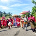 Camat Helumo Eus Daud saat mengikuti proses Adat Moloopu, Selasa (31/3/2026). Foto: Wawan Dentaw/Bolmong.news