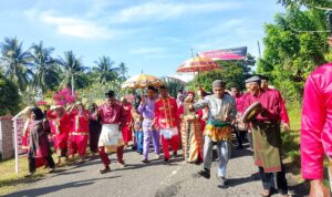 Camat Helumo Eus Daud saat mengikuti proses Adat Moloopu, Selasa (31/3/2026). Foto: Wawan Dentaw/Bolmong.news