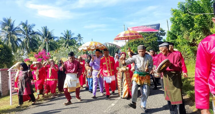 Camat Helumo Eus Daud saat mengikuti proses Adat Moloopu, Selasa (31/3/2026). Foto: Wawan Dentaw/Bolmong.news