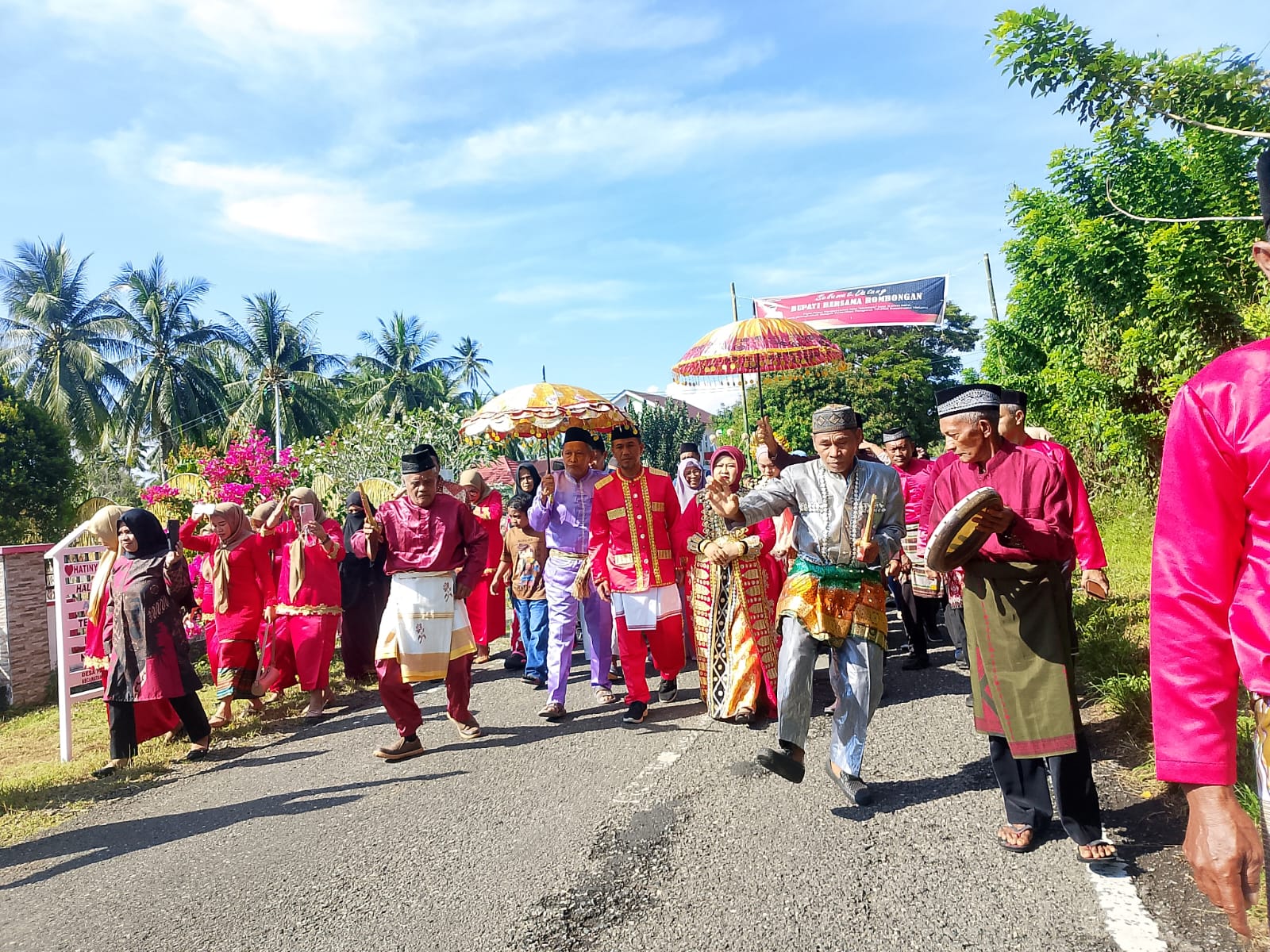 Camat Helumo Eus Daud saat mengikuti proses Adat Moloopu, Selasa (31/3/2026). Foto: Wawan Dentaw/Bolmong.news